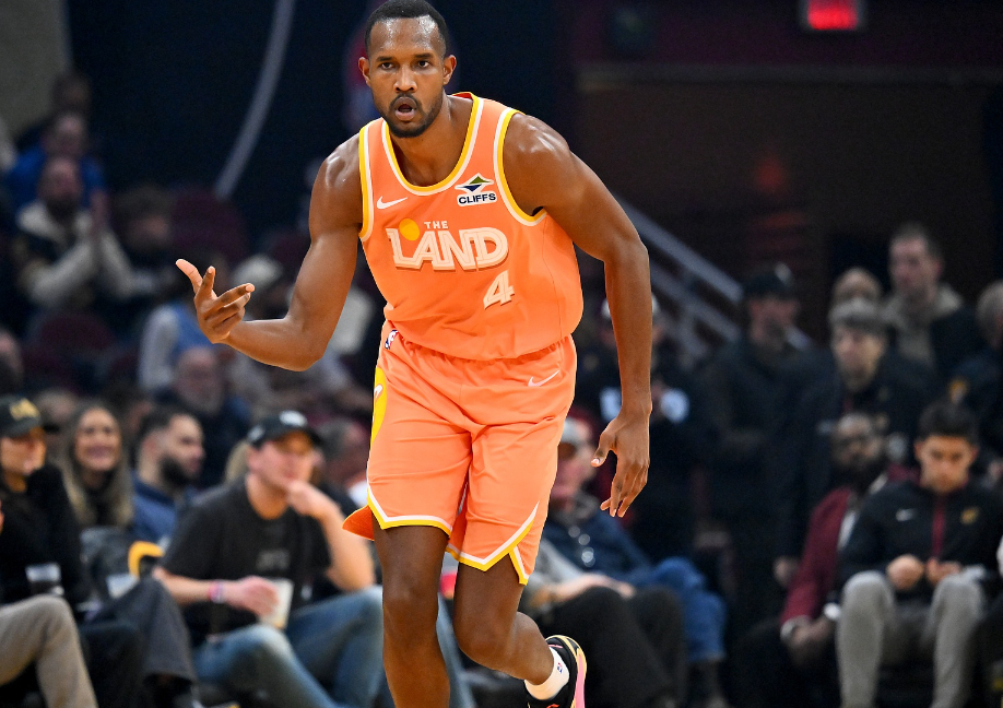 电竞比赛-骑士113-109战胜活塞 球员评价：3人优秀，6人及格